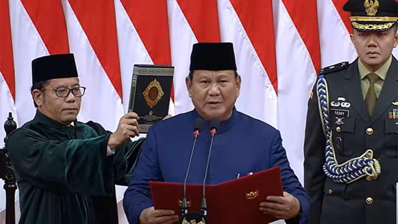 Ông Prabowo Subianto tuyên thệ tại lễ nhậm chức.