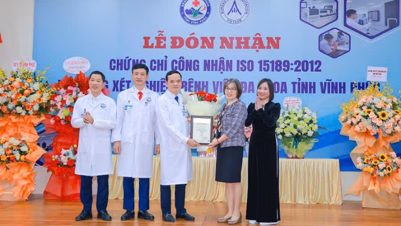 Ban Giám đốc bệnh viện nhận Quyết định công nhận phòng xét nghiệm phù hợp tiêu chuẩn ISO 15189: 2012.