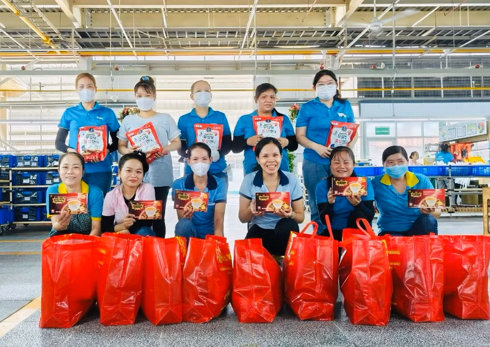 Công nhân Công ty cổ phần Taekwang Vina phấn khởi sau khi nhận quà Tết. (Ảnh: THIÊN VƯƠNG).