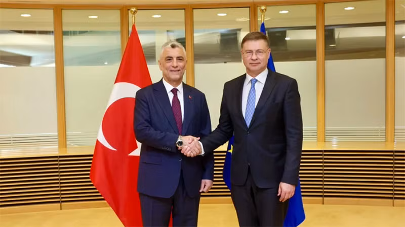 Phó Chủ tịch Điều hành Ủy ban châu Âu (EC) kiêm Ủy viên Thương mại Valdis Dombrovskis và Bộ trưởng Thương mại Thổ Nhĩ Kỳ Ömer Bolat. (Nguồn: X)