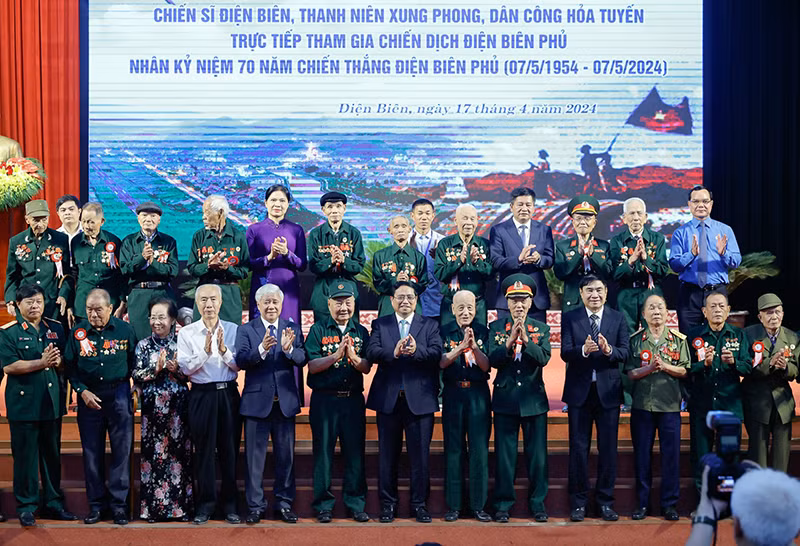 Thủ tướng Phạm Minh Chính chụp ảnh lưu niệm với các cựu chiến binh tham gia Chiến dịch Điện Biên Phủ.