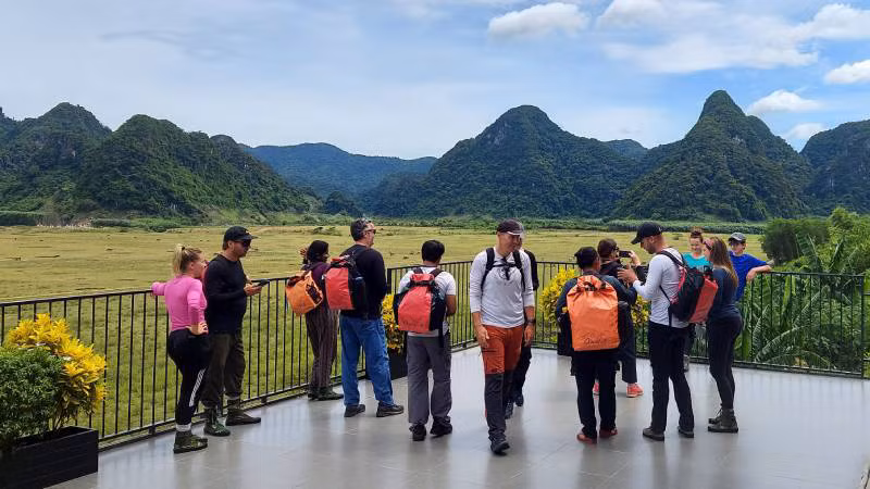 Khách du lịch nước ngoài đến khám phá hệ thống hang động Tú Làn, ở Tân Hóa, huyện Minh Hóa. (Ảnh chụp tháng 10/2024)