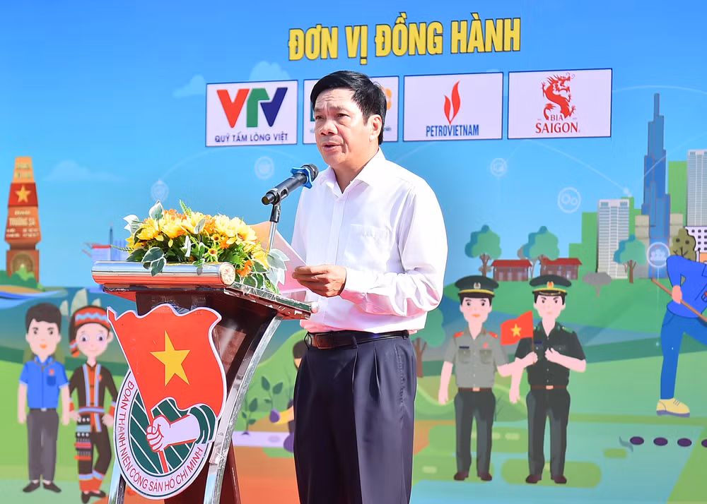 Đồng chí Nguyễn Công Huấn, Ủy viên Ban Thường vụ Tỉnh ủy, Phó chủ tịch thường trực Hội đồng nhân dân tỉnh Quảng Bình phát biểu chỉ đạo tại Lễ ra quân Chiến dịch Thanh niên tình nguyện hè năm 2024.