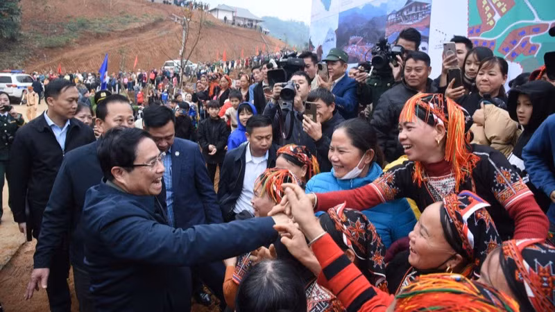 Thủ tướng Phạm Minh Chính với bà con nhân dân tại khu dân cư Làng Nủ mới được hoàn thành. (Ảnh: TRẦN HẢI)