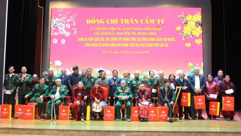 Đồng chí Trần Cẩm Tú, Ủy viên Bộ Chính trị, Bí thư Trung ương Đảng, Chủ nhiệm Ủy ban Kiểm tra Trung ương tặng quà Tết cho đồng bào tại Lào Cai.