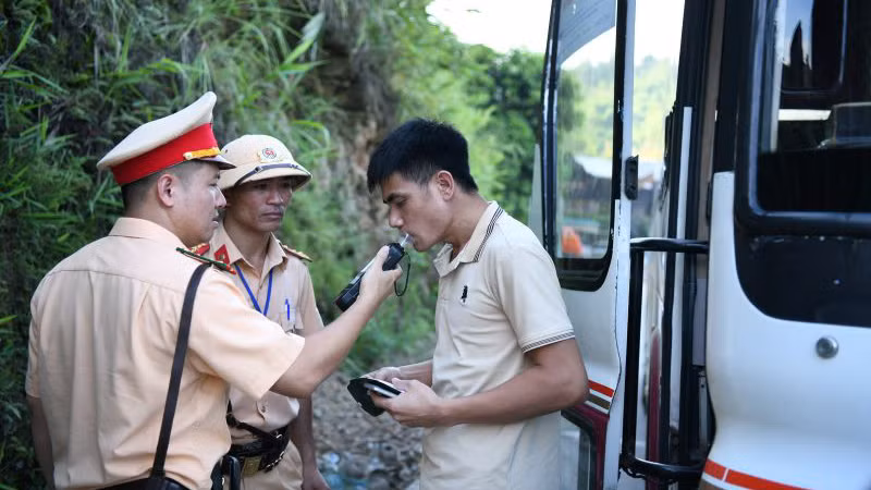 Kiểm tra nồng độ cồn đối với tài xế xe chở khách.