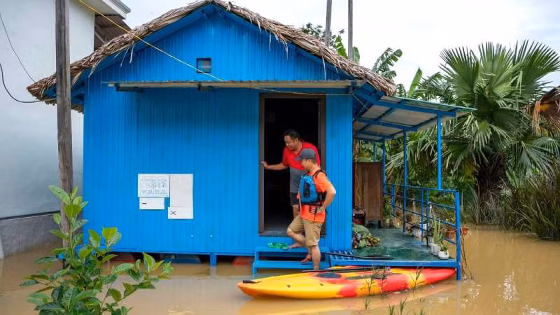 Khách du lịch trải nghiệm mùa lụt ở Tân Hóa bằng homestay nhà nổi và thuyền kayak.