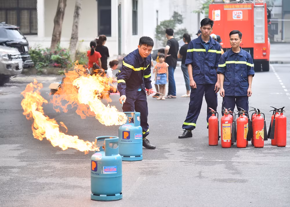 Tham gia buổi trải nghiệm này, các em nhỏ và phụ huynh được lắng nghe chia sẻ những kiến thức và kỹ năng cần có để đối phó và thoát khỏi đám cháy khi có cháy nổ bất ngờ xảy ra. Đặc biệt, rất nhiều gia đình và trẻ nhỏ hào hứng tham gia thực hành sử dụng bình chữa cháy xách tay dập tắt đám cháy do rò rỉ khí gas.