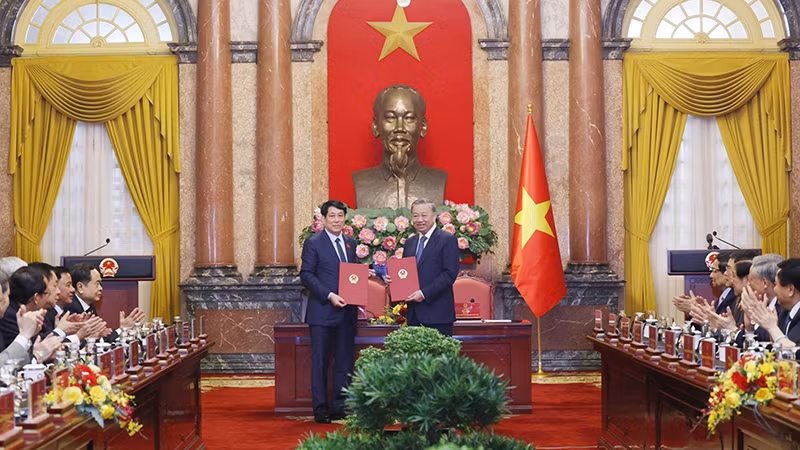 Tổng Bí thư Tô Lâm và Chủ tịch nước Lương Cường trao Biên bản bàn giao công tác của Chủ tịch nước. (Ảnh: TTXVN)