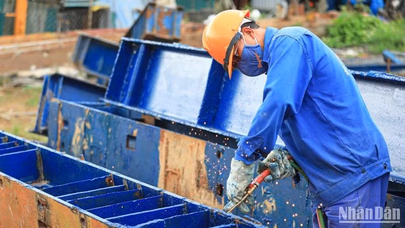 Công nhân các nhà thầu thi công hạng mục cầu trên tuyến cao tốc bắc-nam.