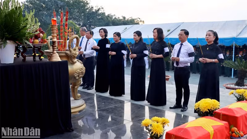 Các đồng chí trong Ban Thường vụ Tỉnh ủy Bình Phước thắp hương tưởng nhớ các anh hùng liệt sĩ.