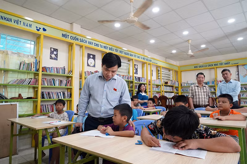 Đoàn khảo sát, Ban Văn hóa-Xã Hội, Hội đồng nhân dân Thành phố Hồ Chí Minh thăm và làm việc tại cơ sở Bảo trợ và nuôi dưỡng trẻ mồ côi Long Hoa, quận 7. (Ảnh: THẾ ANH)