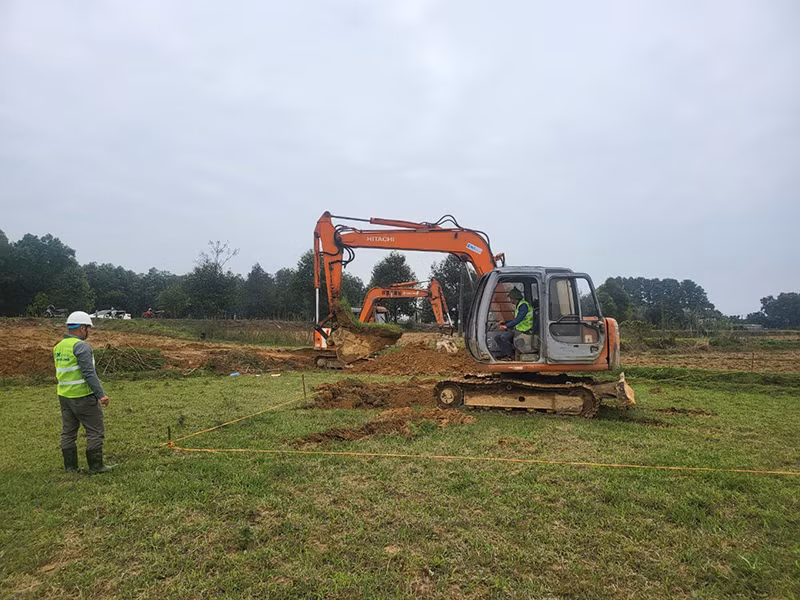 Công ty Cổ phần PC1 Thăng Long huy động nhân lực, máy móc thi công các trụ móng cột đường dây 500kV đoạn qua xã Cẩm Mỹ, Cẩm Xuyên (Hà Tĩnh). Ảnh: Ngô Tuấn