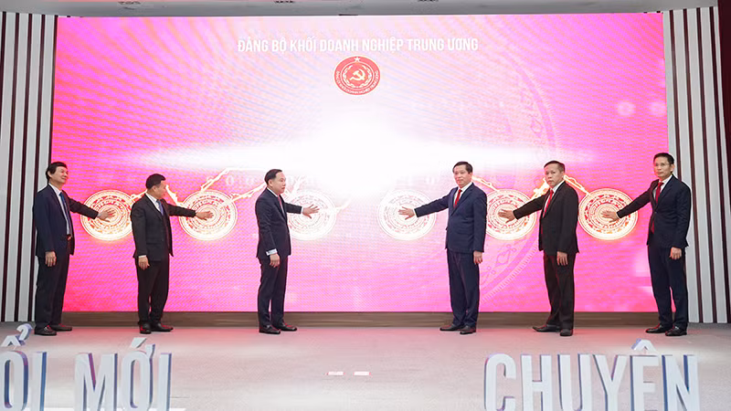 Các đại biểu nhấn nút khai trương phần mềm "Sổ tay đảng viên điện tử" của Đảng ủy Khối Doanh nghiệp Trung ương.