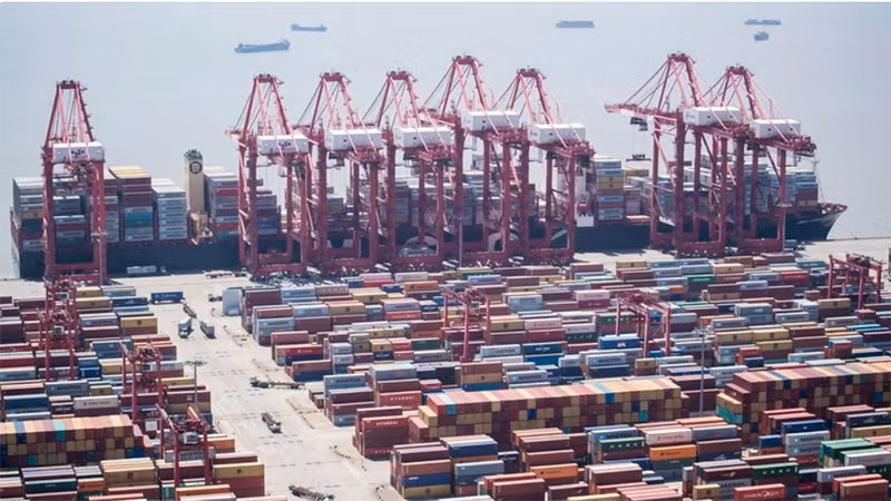 Cảng hàng hóa ở Thượng Hải, Trung Quốc. (Ảnh: AFP/TTXVN)