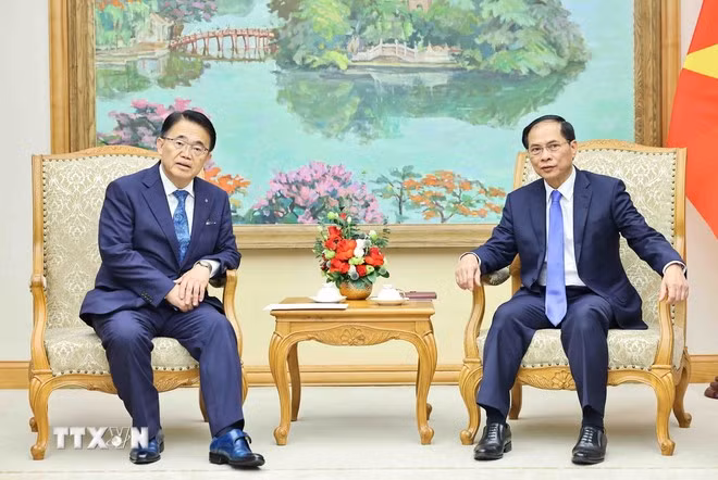 Phó Thủ tướng, Bộ trưởng Ngoại giao Bùi Thanh Sơn tiếp Ngài Omura Hideaki, Thống đốc tỉnh Aichi, Nhật Bản. (Ảnh:TTXVN)