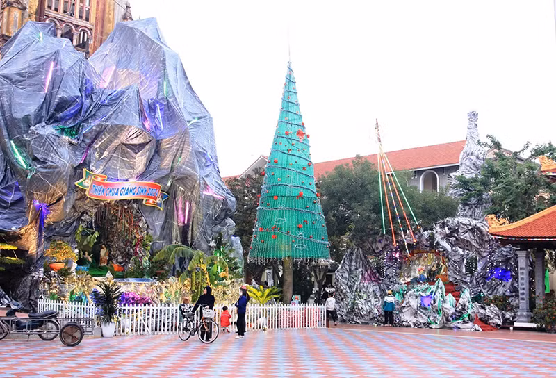 Nhà thờ Giáo xứ Quần Phương (huyện Hải Hậu, Nam Định) trang hoàng đón Giáng sinh. (Ảnh: XUÂN TRƯỜNG)