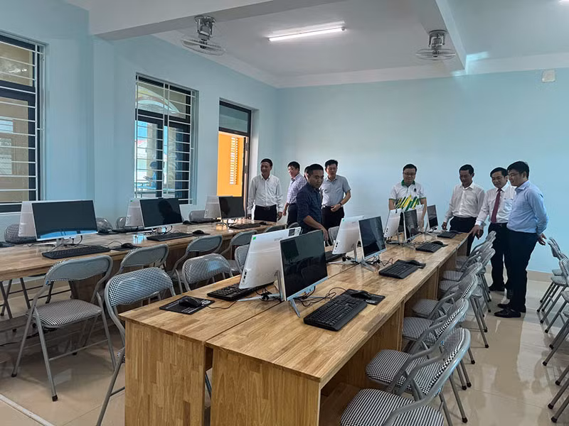 Phòng học được trang bị đầy đủ thiết bị dạy và học. Phòng học được trang bị đầy đủ thiết bị dạy và học.