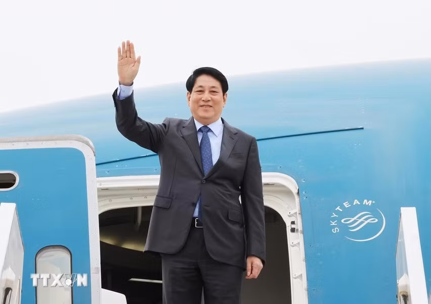 Chủ tịch nước Lương Cường đến sân bay quốc tế Jorge Chávez ở thủ đô Lima. (Ảnh: Lâm Khánh/TTXVN)