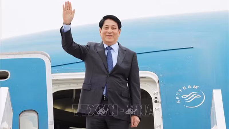 Chủ tịch nước Lương Cường đến sân bay quốc tế Jorge Chávez ở thủ đô Lima. (Ảnh: Lâm Khánh/TTXVN)