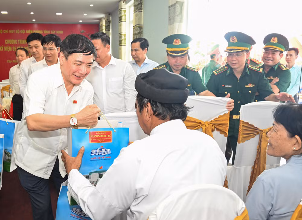 Tổng Thư ký, Chủ nhiệm Văn phòng Quốc hội Bùi Văn Cường tặng quà cho các hộ nghèo, gia đình có hoàn cảnh khó khăn tại chương trình.