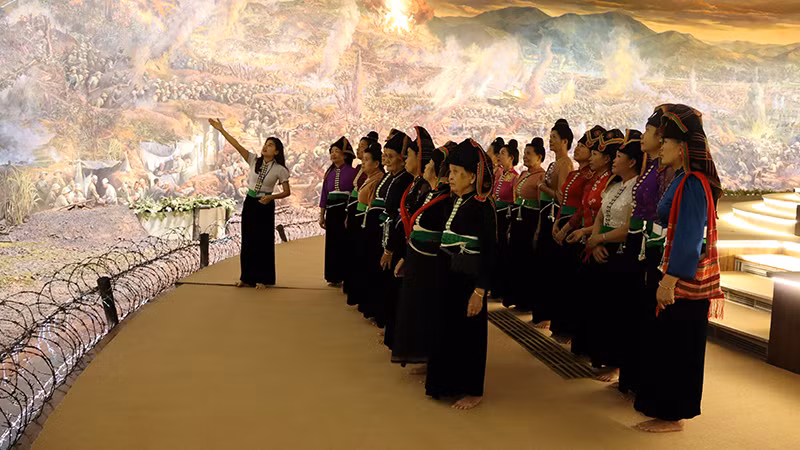 Khách tham quan bức tranh Panorama “Chiến dịch Điện Biên Phủ”.