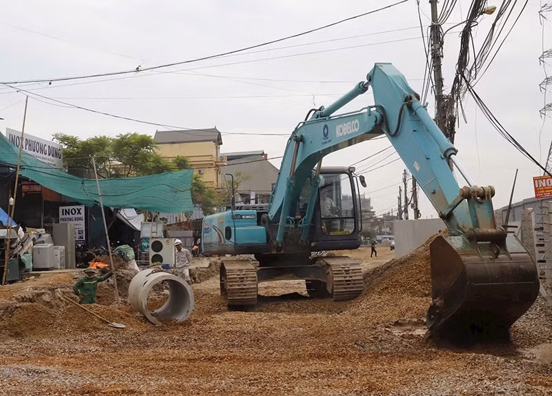 Các nhà thầu đang đẩy nhanh các hạng mục thi công dự án tuyến đường Tam Trinh (quận Hoàng Mai, Hà Nội). (Ảnh: Nguyên Trang)