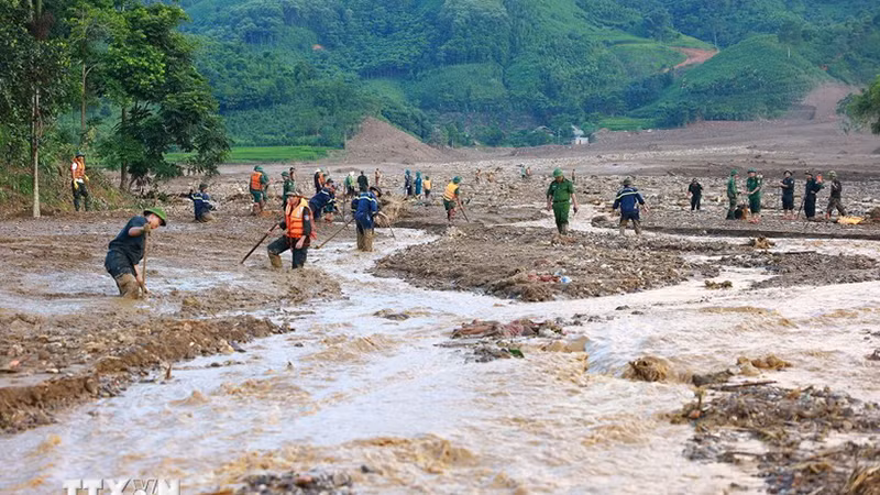 Lực lượng quân đội triển khai tìm kiếm các nạn nhân mất tích do sạt lở đất tại Làng Nủ, xã Phúc Khánh, huyện Bảo Yên, tỉnh Lào Cai. (Ảnh: TTXVN)