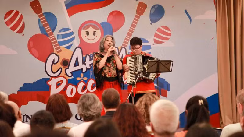 Khán giả được thưởng thức nhiều bài hát Nga nổi tiếng, quen thuộc với người Việt Nam.