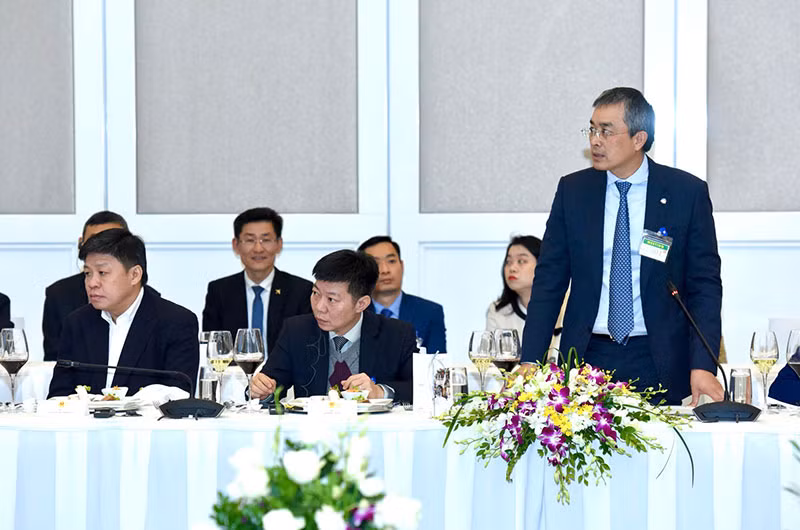 Chủ tịch Hội đồng Quản trị Vietnam Airlines Đặng Ngọc Hòa phát biểu ý kiến tại buổi gặp gỡ.