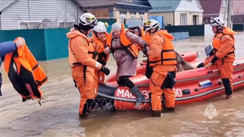 Lực lượng cứu hộ sơ tán người dân khỏi khu vực ngập lụt do vỡ đập tại tỉnh Orenburg, Nga ngày 6/4/2024. Ảnh: AFP/TTXVN