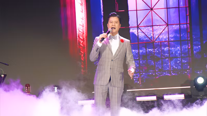 Ca sĩ Quang Dũng biểu diễn tại đêm nhạc.