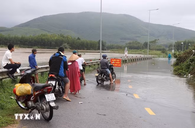 Nước lũ trên sông Vệ đoạn qua huyện Nghĩa Hành (Quảng Ngãi) lên cao khiến tỉnh lộ 624B bị ngập. (Ảnh: Phạm Cường/TTXVN)