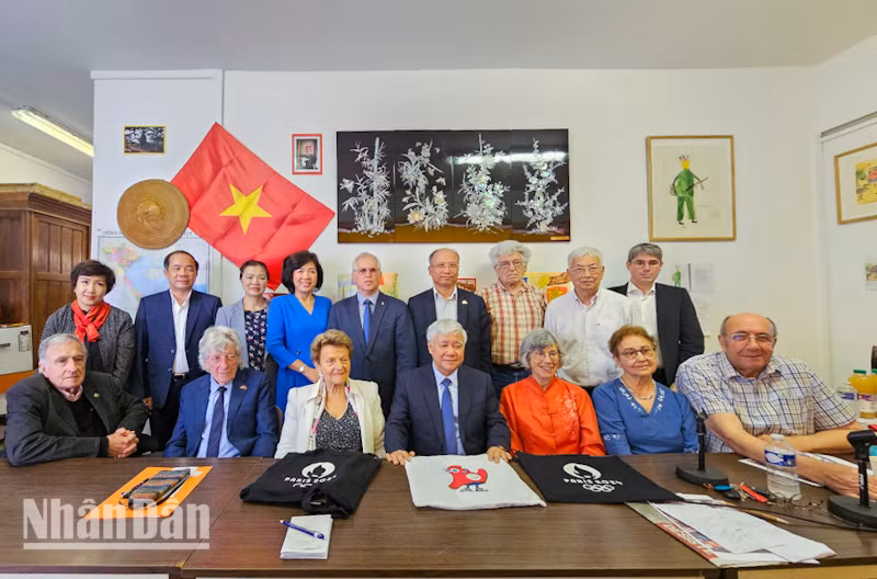 Chia sẻ thông tin về những thành tựu nổi bật của Việt Nam trong công cuộc phát triển đất nước và hội nhập quốc tế trong thời gian gần đây, đồng chí Đỗ Văn Chiến mong muốn Hội Hữu nghị Pháp-Việt có thêm nhiều hoạt động góp phần thắt chặt và tăng cường quan hệ hữu nghị và hợp tác giữa nhân dân hai nước.