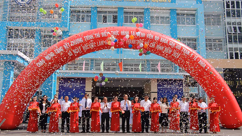 Đại biểu cắt băng khai mạc chương trình tổng kết chương trình thí điểm thực hành tại bệnh viện đa khoa gắn với trạm y tế, khóa 2 và Ngày hội việc làm ngành y tế.