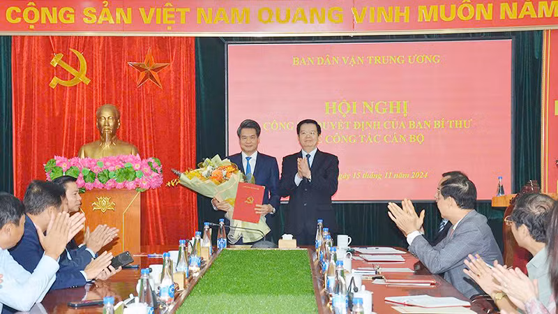 Đồng chí Mai Văn Chính trao Quyết định, tặng hoa chúc mừng đồng chí Nguyễn Quang Đức.