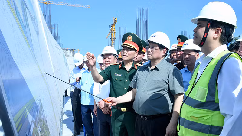 Thủ tướng Phạm Minh Chính chỉ đạo về tiến độ xây dựng Nhà ga hành khách T3 Cảng hàng không quốc tế Tân Sơn Nhất. Ảnh: THANH GIANG