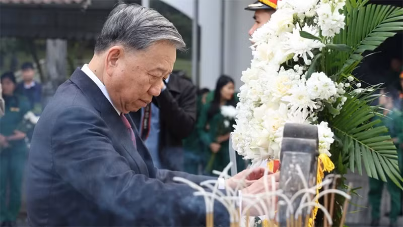 Tổng Bí thư Tô Lâm dâng hương tưởng niệm các Anh hùng liệt sĩ Thanh niên xung phong tại Khu Di tích Ngã ba Đồng Lộc. (Ảnh: Thống Nhất/TTXVN)