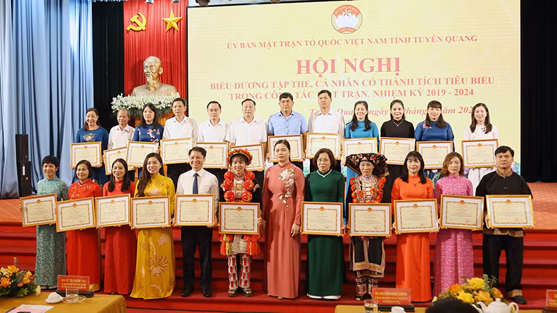 Đồng chí Ma Thị Thúy, Phó Trưởng Đoàn đại biểu Quốc hội chuyên trách tỉnh Tuyên Quang trao bằng khen của Ủy ban nhân dân tỉnh Tuyên Quang cho các cá nhân.