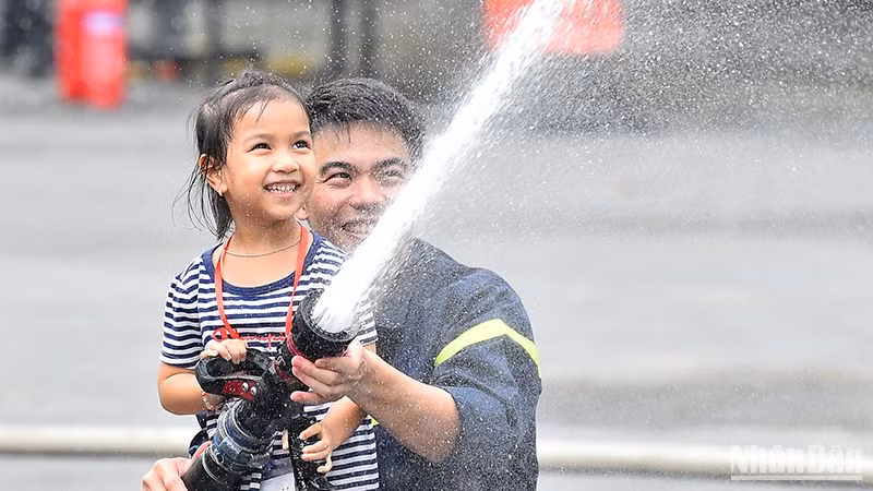 Từ đầu tháng 4/2024 Trường đại học Phòng cháy chữa cháy (PCCC) phối hợp Viện Khoa học PCCC tổ chức chương trình Trải nghiệm kỹ năng thoát hiểm trong đám cháy được tổ chức miễn phí đều đặn vào các buổi sáng chủ nhật hàng tuần từ 8 giờ-10 giờ 30 phút. Với mục đích trang bị kỹ năng an toàn về PCCC tới mọi người dân cùng các hoạt động trải nghiệm phong phú, đa dạng.