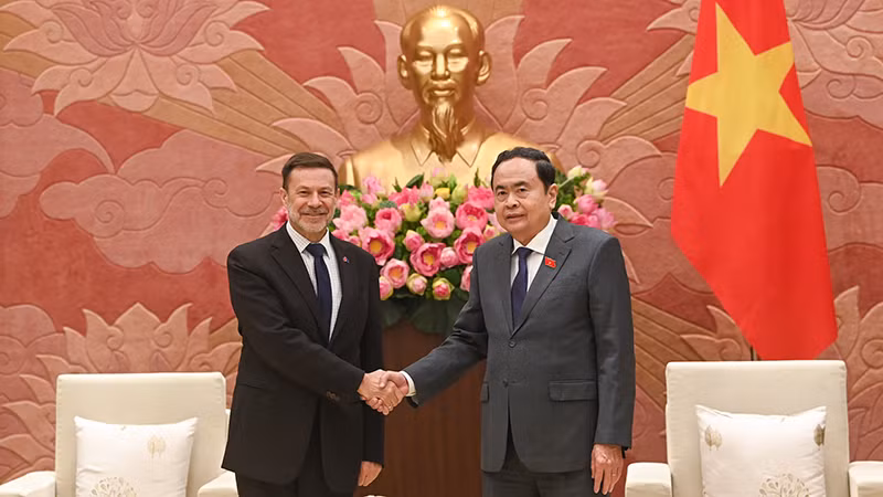 Chủ tịch Quốc hội Trần Thanh Mẫn và Đại sứ Australia Andrew Goledzinowski. (Ảnh: DUY LINH)