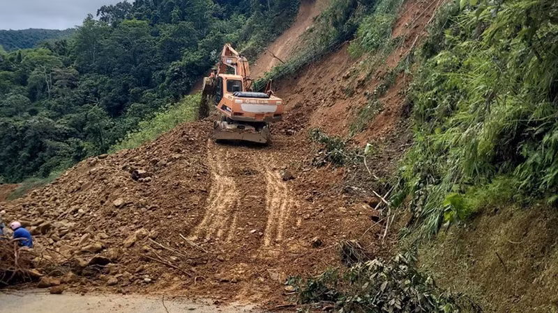 Sạt lở Quốc lộ 4H gây chia cắt giao thông xã Mù Cả với trung tâm huyện Mường Tè, tỉnh Lai Châu, cắt đứt lưu thông giữa huyện Mường Tè và huyện Mường Nhé , tỉnh Điện Biên. (Ảnh: TTXVN phát)