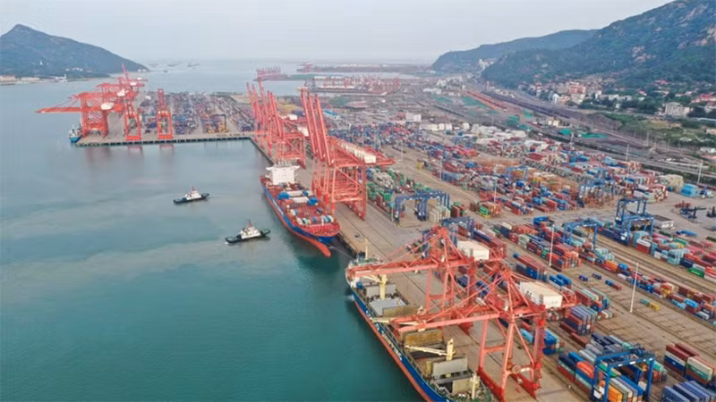 Cảng hàng hóa ở thành phố Liên Vân Cảng, tỉnh Giang Tô, Trung Quốc. (Ảnh: THX/TTXVN)