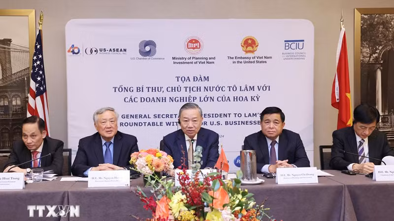 Trong chương trình dự Đại hội đồng Liên hợp quốc khóa 79 và làm việc tại Hoa kỳ, chiều 23/9 (giờ địa phương), tại thành phố New York, Tổng Bí thư, Chủ tịch nước Tô Lâm dự tọa đàm với các doanh nghiệp lớn của Hoa Kỳ do Hội đồng Doanh nghiệp Hoa Kỳ-ASEAN (USABC), Phòng Thương mại Hoa Kỳ (USCC) và Hội đồng Doanh nghiệp vì sự hiểu biết quốc tế ( BCIU) đồng tổ chức; Chứng kiến lễ trao văn kiện hợp tác giữa doanh nghiệp hai nước. (Ảnh: Lâm Khánh/TTXVN)