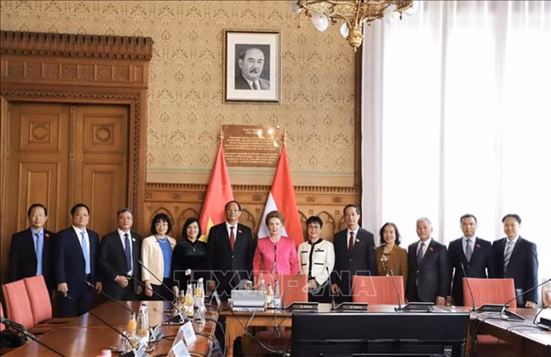 Đoàn đại biểu Quốc hội Việt Nam sau buổi hội đàm với Phó Chủ tịch Thứ nhất Quốc hội Hungary Márta Mátrai. Ảnh: Phương Hoa/Pv TTXVN tại Hungary Đoàn đại biểu Quốc hội Việt Nam sau buổi hội đàm với Phó Chủ tịch Thứ nhất Quốc hội Hungary Márta Mátrai. Ảnh: Phương Hoa/Pv TTXVN tại Hungary