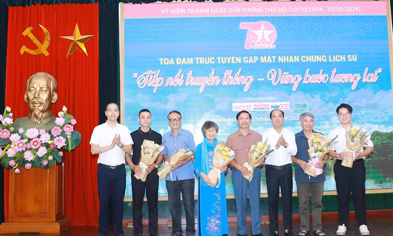 Đồng chí Nguyễn Tiến Hưng, Phó Bí thư Thành đoàn Hà Nội; nhà báo Nguyễn Mạnh Hưng, Tổng Biên tập Báo Tuổi trẻ Thủ đô tặng hoa các đồng chí Phạm Thanh Học; PGS, TS Phạm Quang Long; bà Dương Thị Vịn và nhà báo Phùng Huy Thịnh. (Ảnh: Ban tổ chức)
