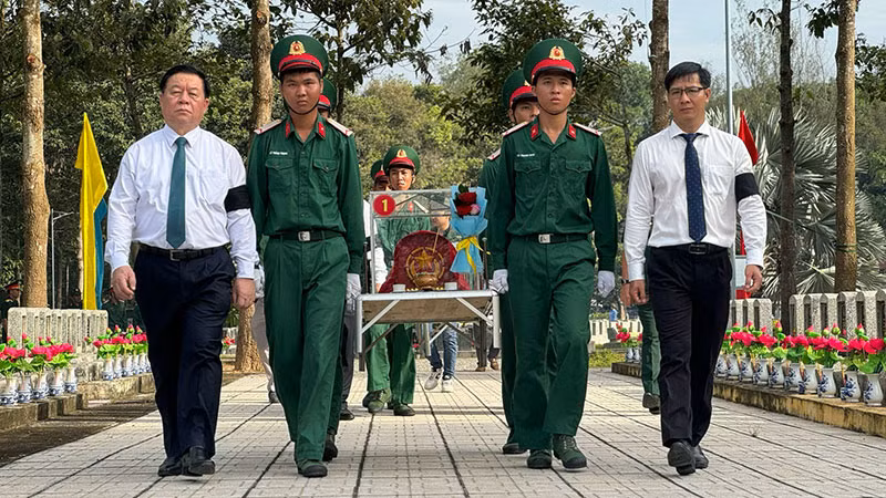 Đồng chí Nguyễn Trọng Nghĩa và đồng chí Nguyễn Thành Tâm di quách hài cốt các liệt sĩ an táng tại Nghĩa trang Liệt sĩ Đồi 82 (Tây Ninh).