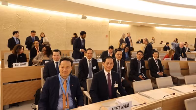 Bộ trưởng Ngoại giao Bùi Thanh Sơn và Đại sứ phái đoàn thường trực Việt Nam tại Geneva Mai Phan Dũng cùng đoàn công tác của Việt Nam tham dự Phiên họp. (Ảnh: TTXVN)
