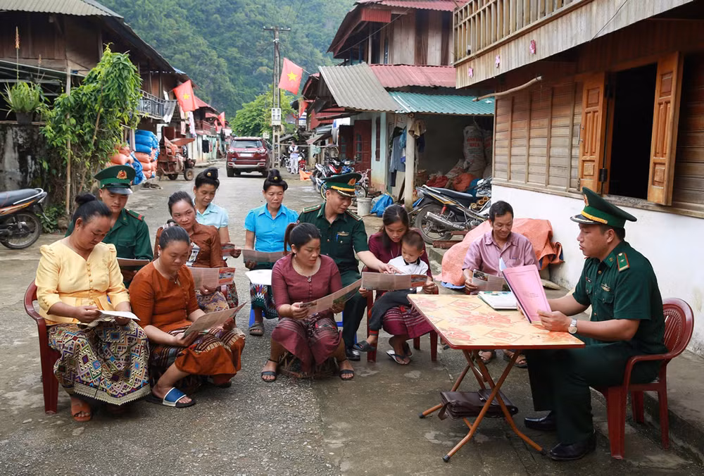 Cán bộ Đồn Biên phòng Pa Thơm (Bộ đội Biên phòng tỉnh Điện Biên) tuyên truyền, vận động nhân dân tố giác các loại tội phạm. (Ảnh: HOÀNG ANH)