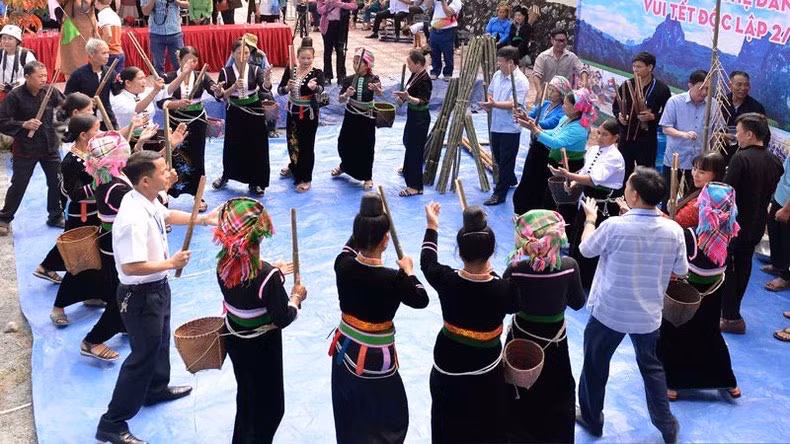 Khách tham gia các hoạt động văn hóa cộng đồng của đồng bào các dân tộc tại huyện Than Uyên, tỉnh Lai Châu. (Ảnh: TRẦN ANH TUẤN)